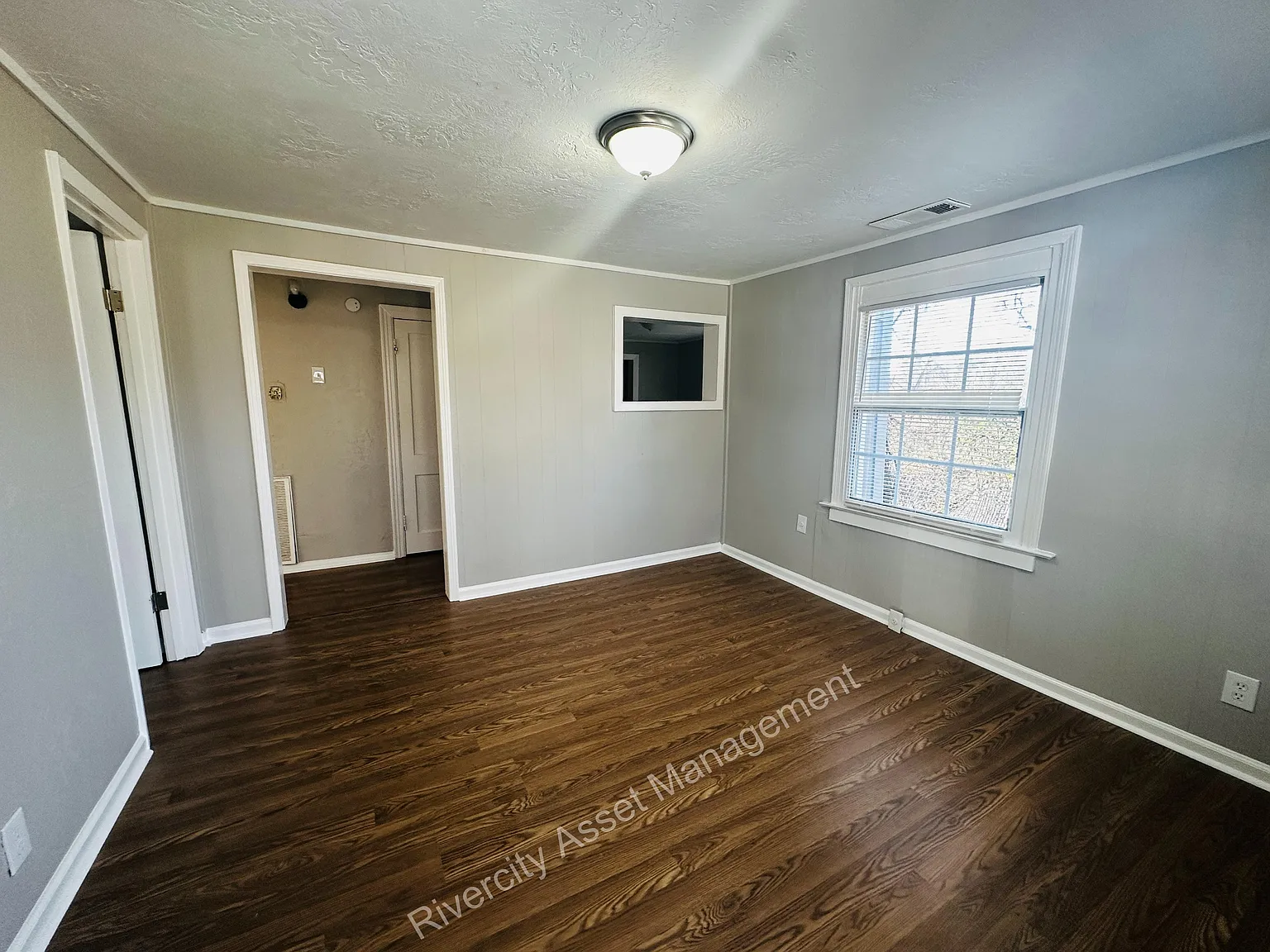 1911 The Oaks Avenue - 1 — Photo 2