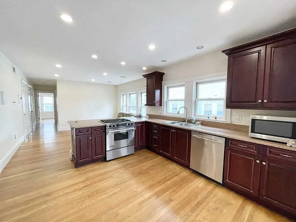 4 bed, $6,800 — Photo 2