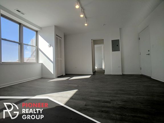 3rd image of 940 W Winona St #940604