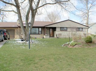 16724 W Crescent Dr, New Berlin, WI 53151