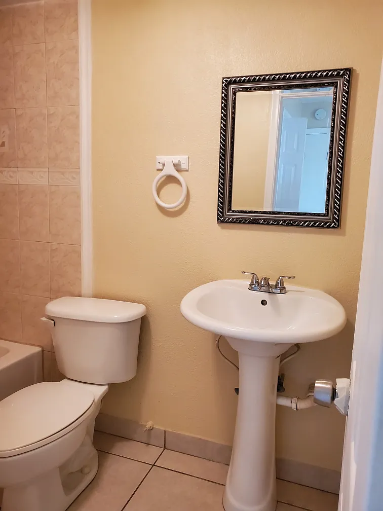 W 42nd Pl, Hialeah — Photo 2