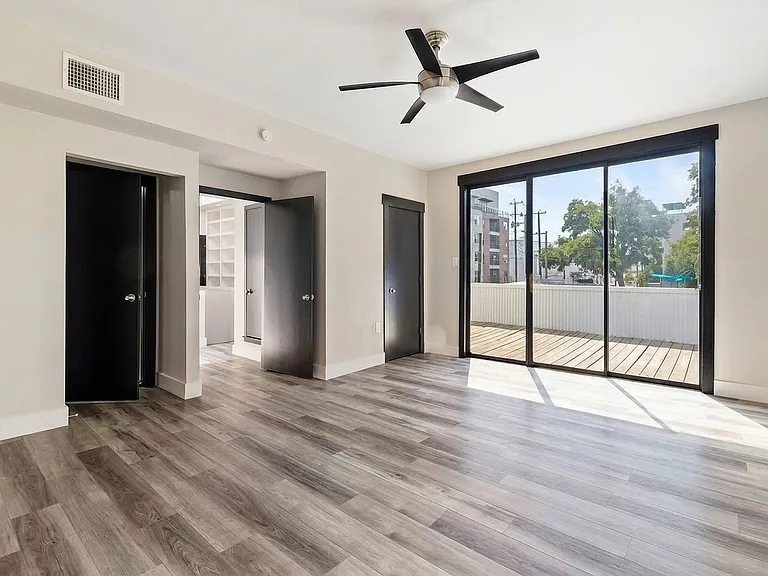 1023 Avenue B #1 — Photo 8