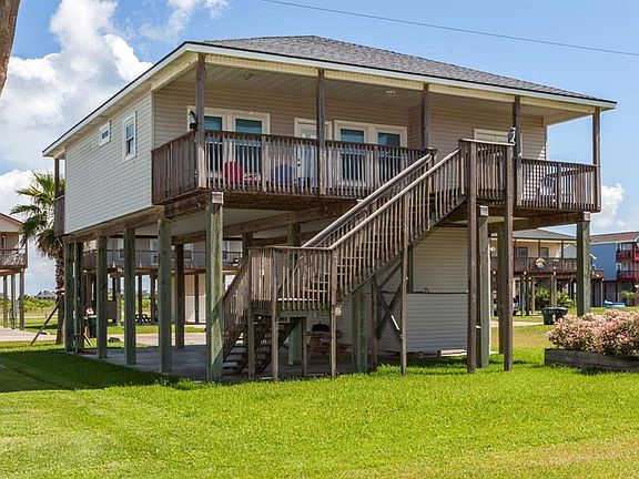 Fabulous views of the Gulf and lots of Gulf Breezes. Covered deck.