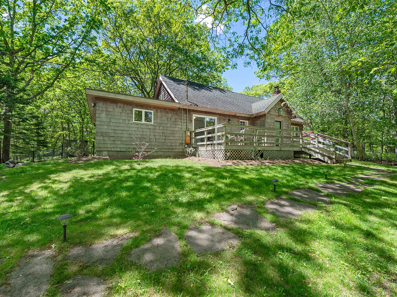 Unique And Picturesque Cottage In Watermill — Photo 2