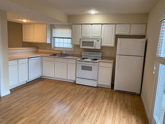 5th image of 3410 S Oaklawn Cir