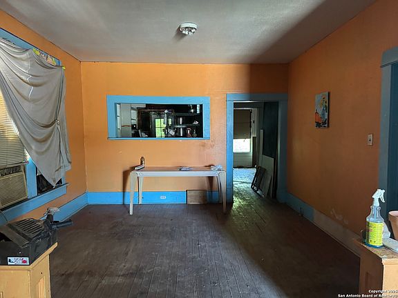 4th image of 823 W French