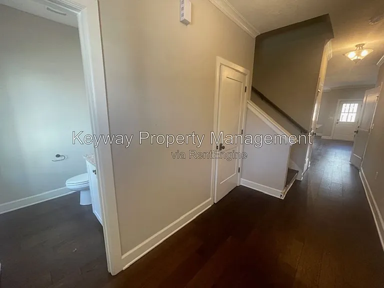 1933 Avenel Ln — Photo 2