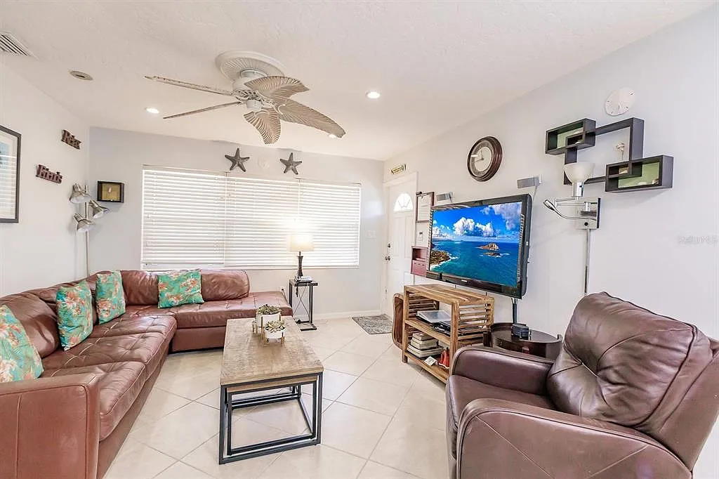 2 bed, 2.0 bath, 900 sqft, $8,970 — Photo 2