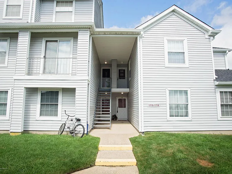 1716 Waters Edge Dr — Photo 2