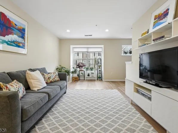 55 Greenbrook Dr, Bloomfield, NJ 07003