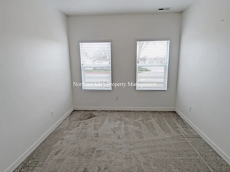 313 W 25 N — Photo 11
