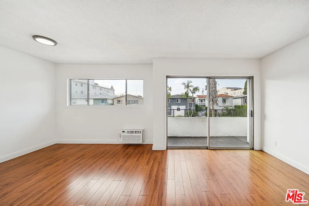 Photo 2 of 20 - 1050 S Wooster St #3 - Los Angeles, CA Building Photo - 1050 S Wooster St #3