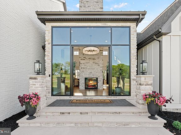 5th image of 102 Calia Cir