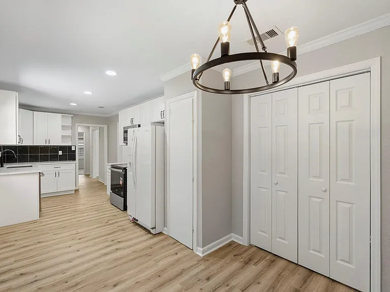 913 Meadowlane St — Photo 13