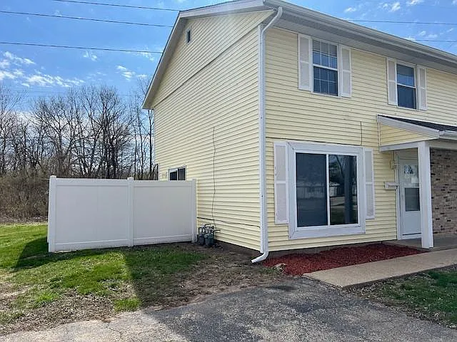 3 bed, 1.5 bath, 1200 sqft, $1,580 — Photo 2