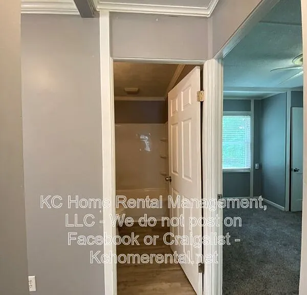 704 NE 45th Ter — Photo 21