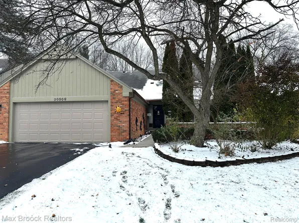 30508 Ramblewood Club Dr, Farmington, MI 48331