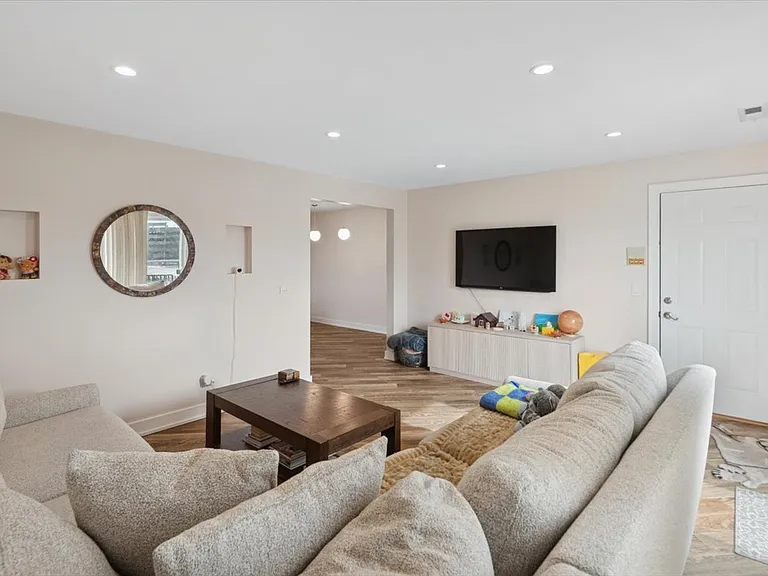 6534 W Montrose Ave #3W — Photo 4