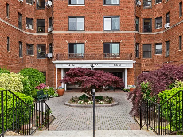 158-18 Riverside Drive West image 17 of 20