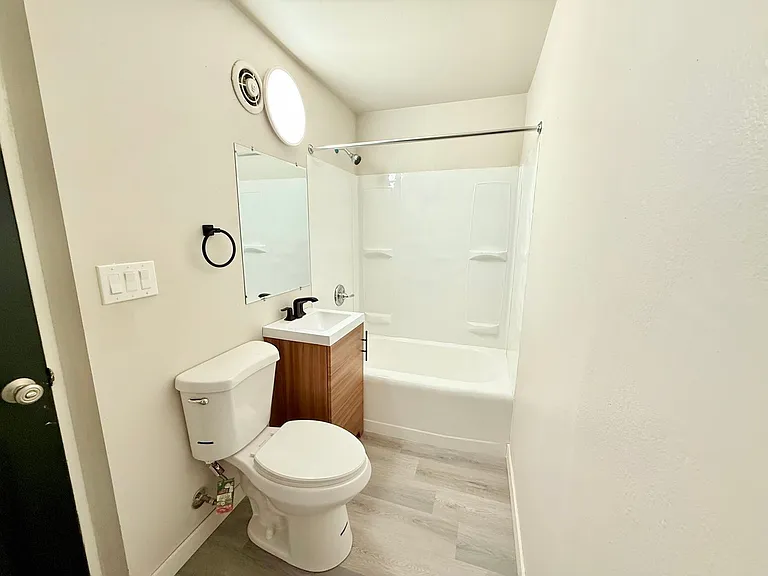 219 Queen Anne Ave N — Photo 3