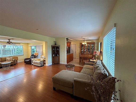 4th image of 923 SW 51st Avenue