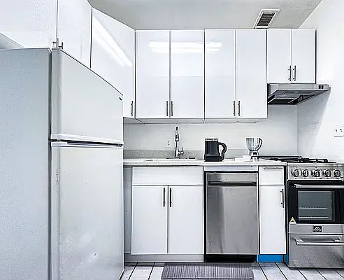 3rd image of 400 E 64th St APT 5A
