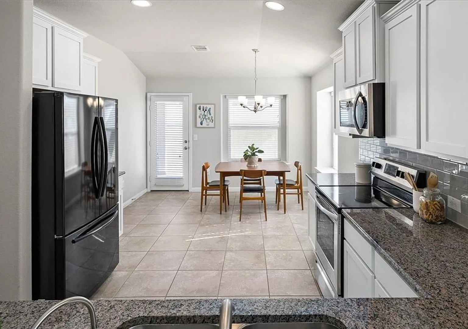 3 Bedroom, 2 Bath, Single Story Home in Highland Park — Photo 2