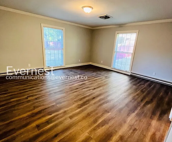 570 Hawkins Dr — Photo 13