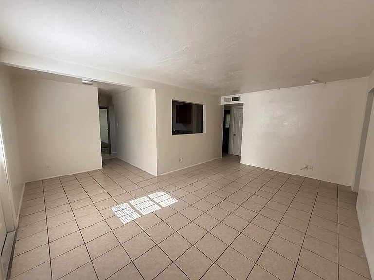 1416 E Elm St — Photo 2