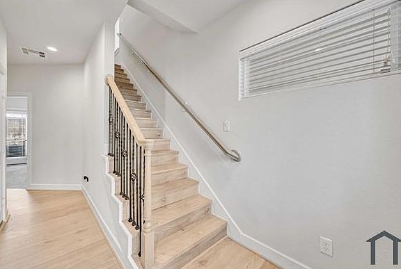 2nd image of 108 Knightsbridge Park Ln