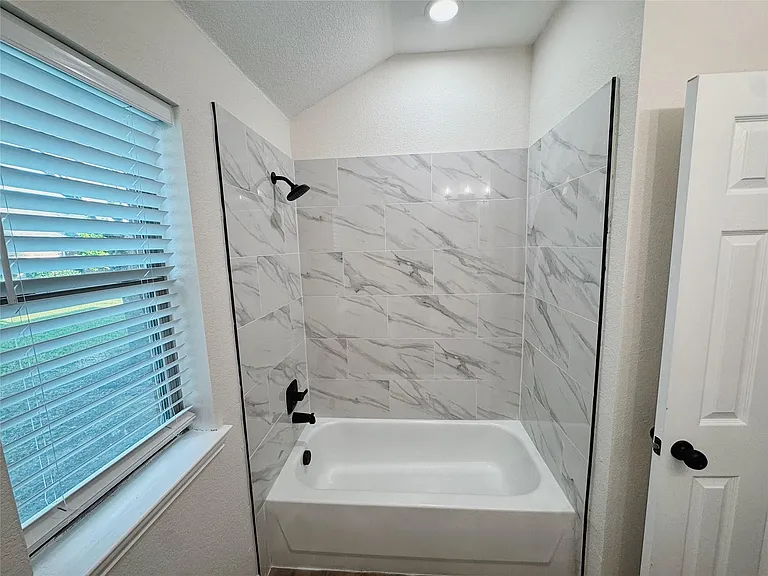 7504 Shasta Dr — Photo 16