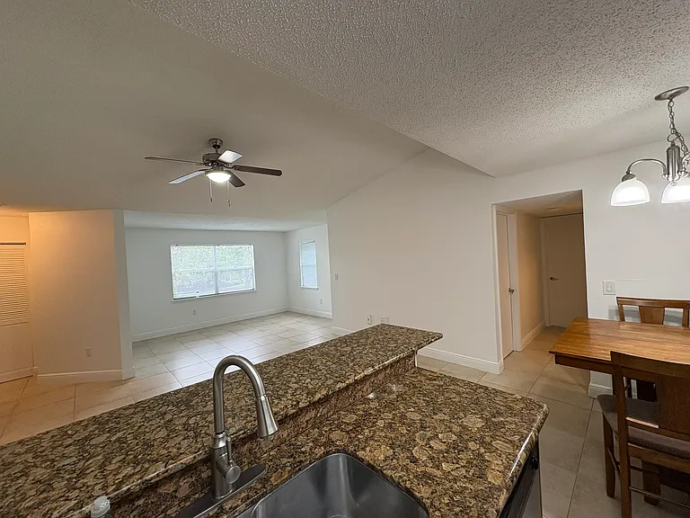 Kitchen/dining/living area