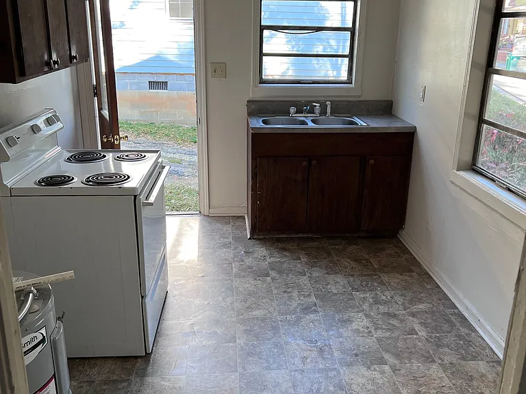 666 Gilliam Ave — Photo 7