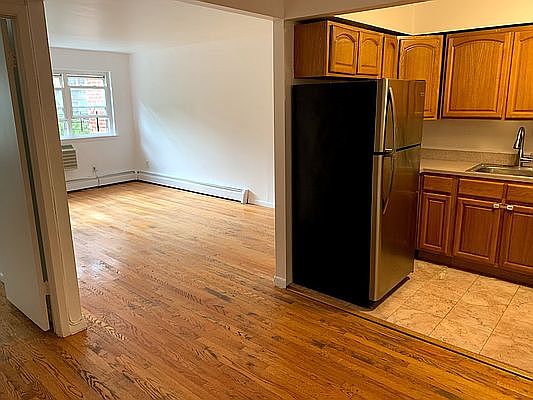 4th image of 3718 Blackstone Ave APT 2