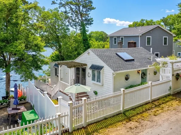 21 Hillside Rd, Plymouth, MA 02360