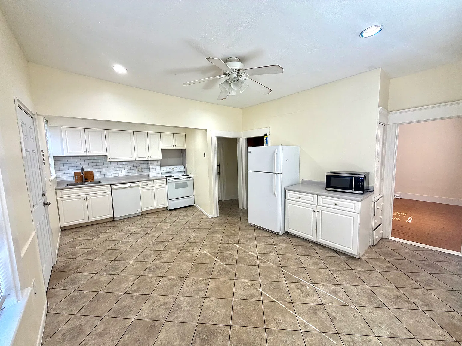 6 bed, $3,000 — Photo 1