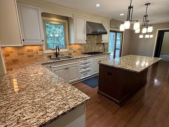 3rd image of 589 Willow Ct