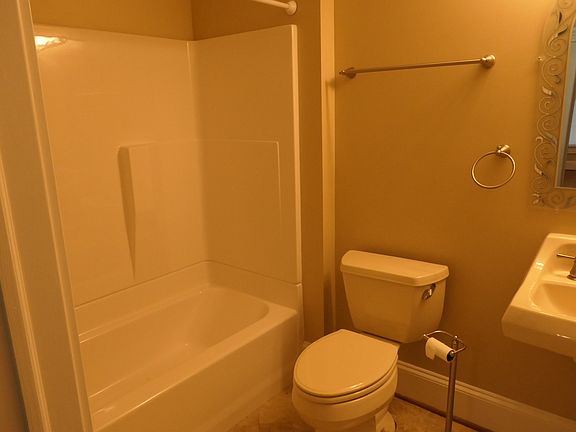 4th image of 402 N West St