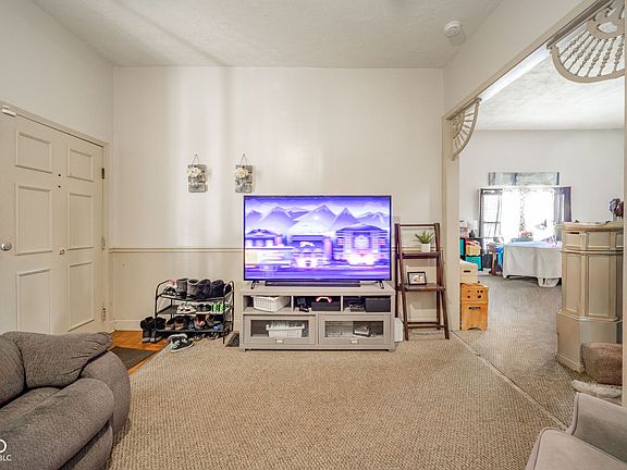 3rd image of 812 Chestnut St