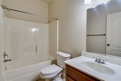 5th image of 688 S Solis Ave #2-1