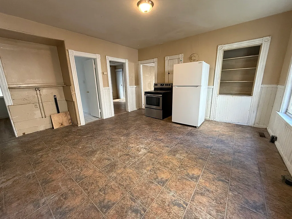 3 bed, 1.0 bath, 1101 sqft, $2,300 — Photo 3