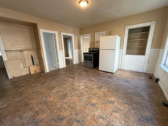 3rd image of 52 Crystal St #1