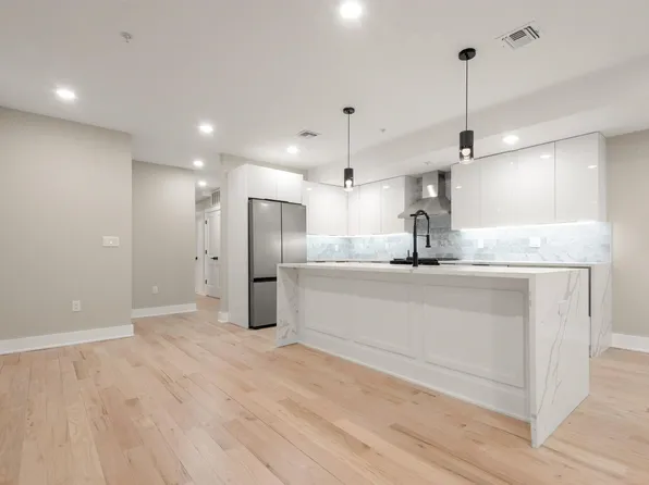 211 Summit Avenue image 3 of 16