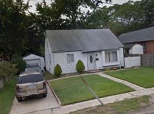 888 County Line Rd, Amityville, NY 11701