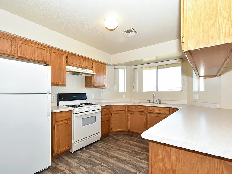 2866 S 30th Dr — Photo 9