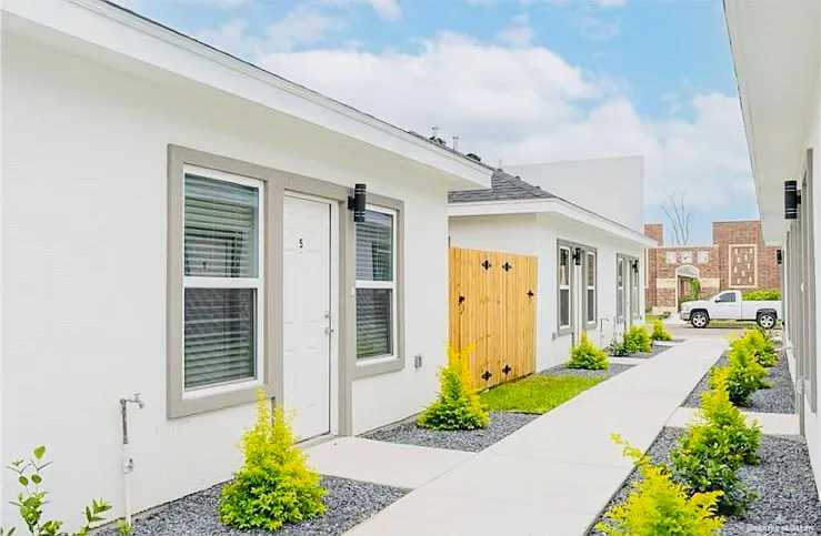 2807 Primrose Ave — Photo 2