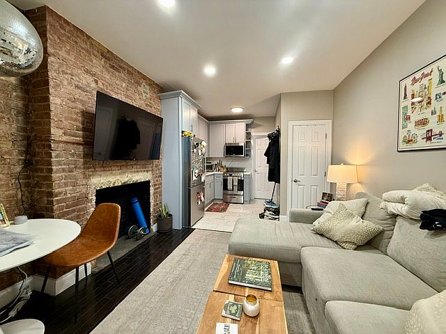 1st image of 337 E 6th St APT 6