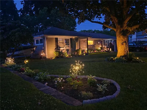 81 Iroquois Dr, Warwick, RI 02888