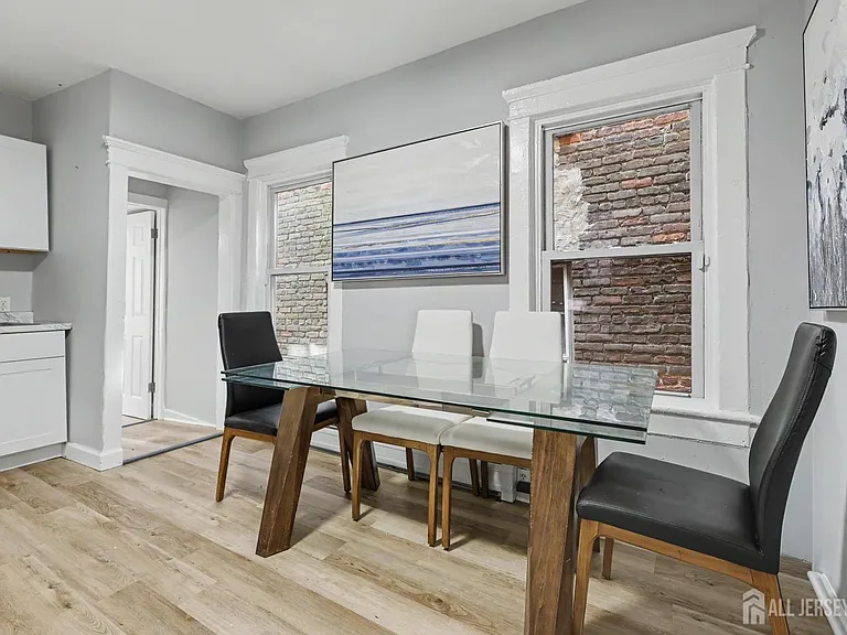181 Hale St — Photo 8