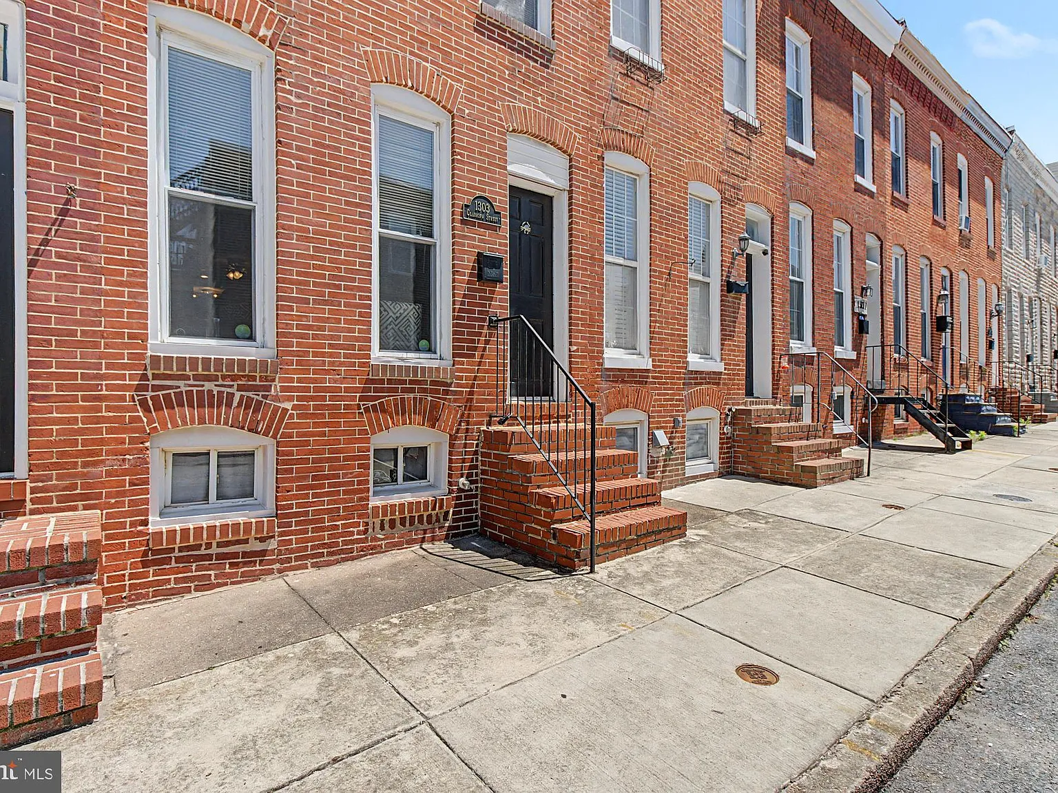 3 bed, 1.5 bath, 1196 sqft, $2,400 — Photo 2